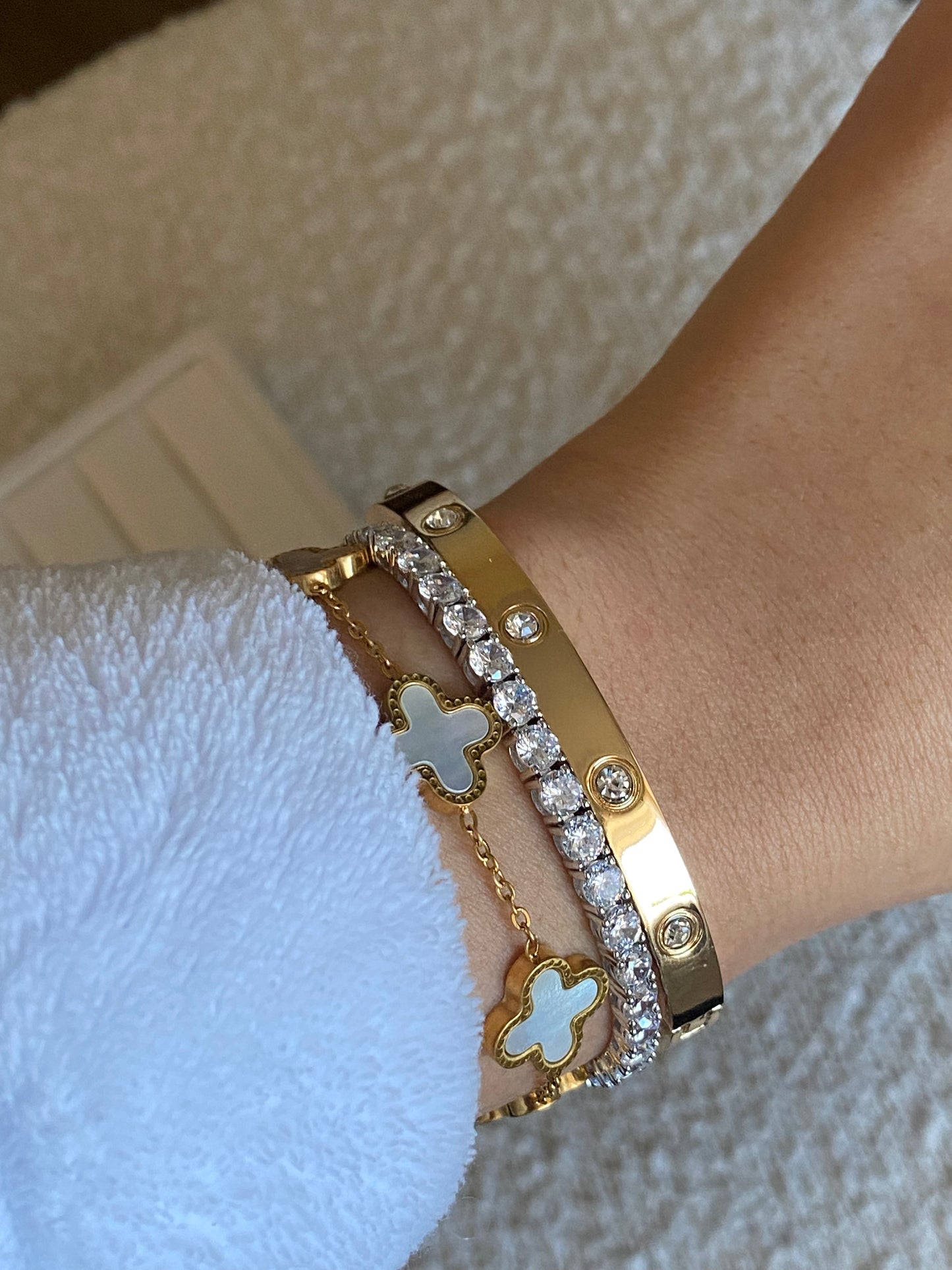 WHITE LUCKY CLOVER BRACELET